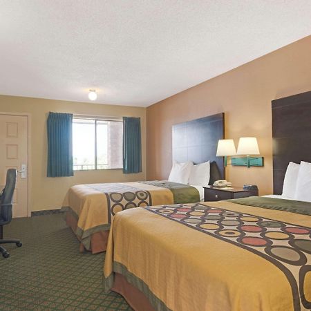 Super 8 By Wyndham Universal City Dış mekan fotoğraf