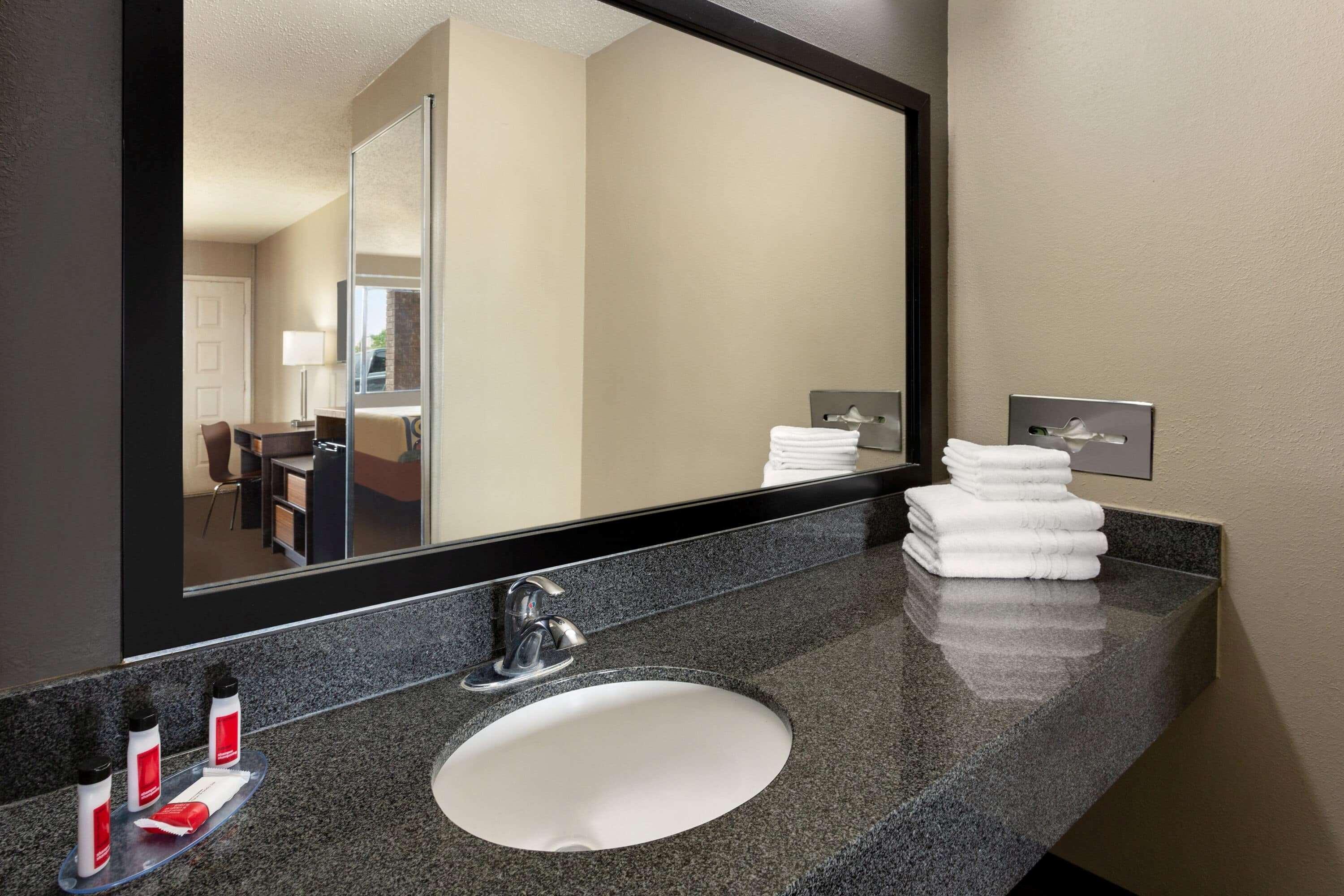 Super 8 By Wyndham Universal City Dış mekan fotoğraf