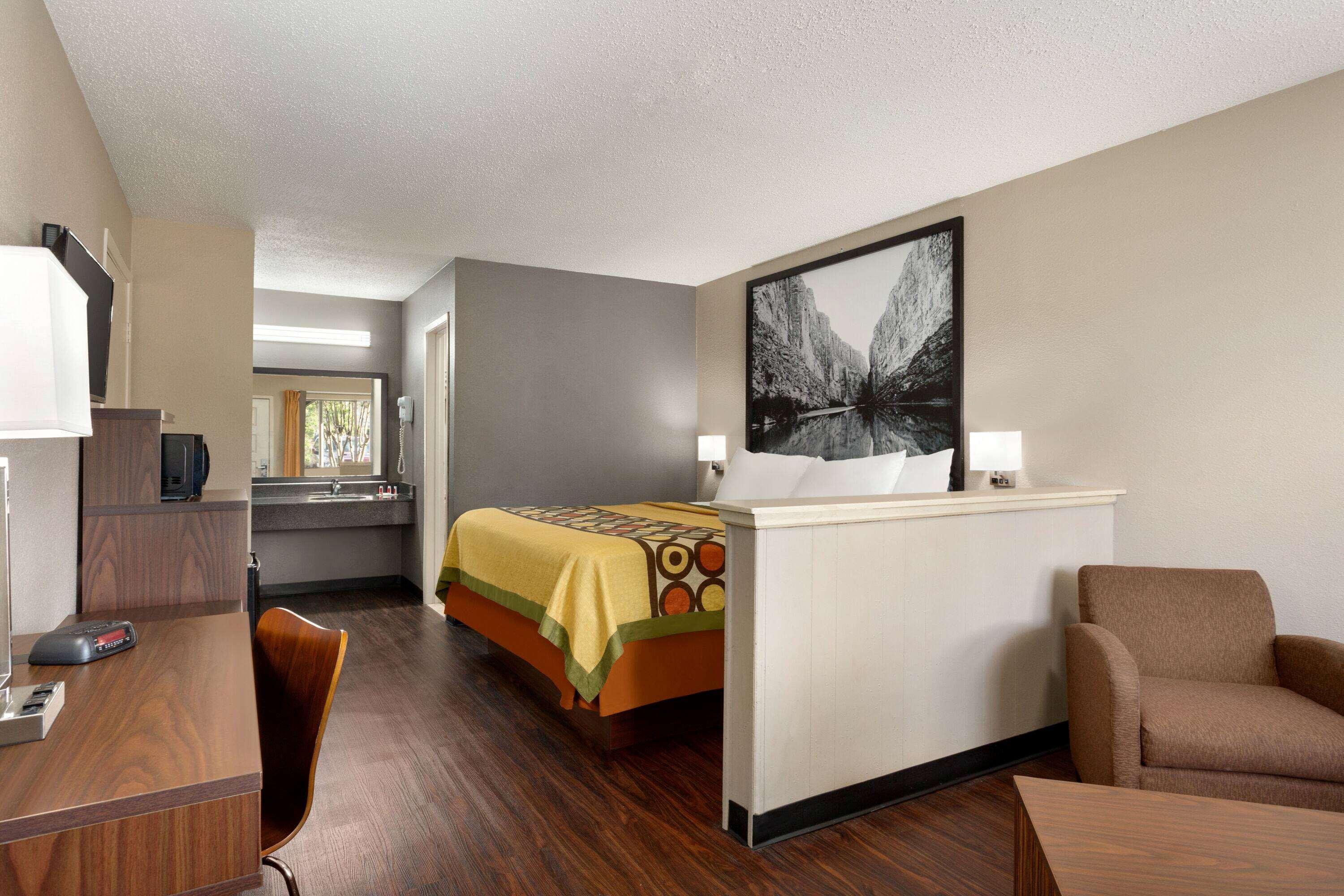 Super 8 By Wyndham Universal City Dış mekan fotoğraf