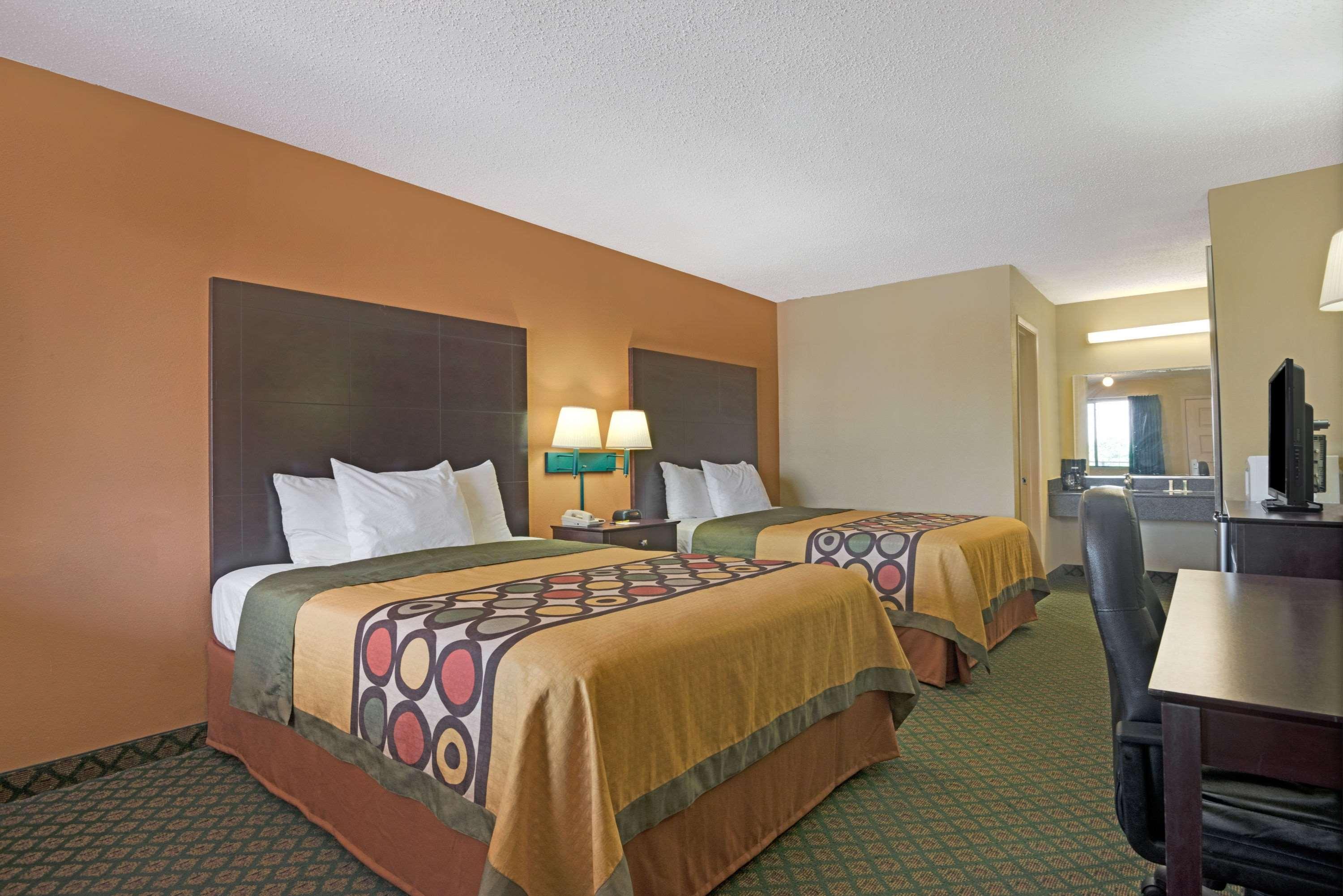 Super 8 By Wyndham Universal City Dış mekan fotoğraf
