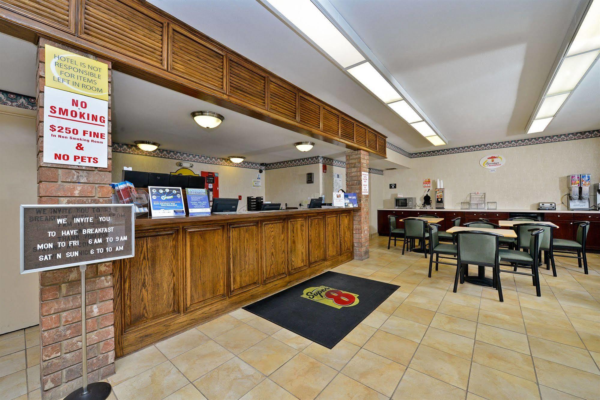 Super 8 By Wyndham Universal City Dış mekan fotoğraf